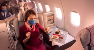 Air Astana fliegt dem Corona-Virus davon iAir Astana trotzt der Pandemie und hält den Flugplan aufrecht. Passagiere fliegen mit Mund-Nasen-Schutz und moderner HEPA-Luftfilter sorgen für saubere virenfreie Luft an Bord (Foto: Air Astana)
