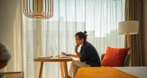 Bed ’n‘ Bureau in Schweizer Hotels buchbar Geschäftsreisende können jetzt in neun Schweizer Hotels Bed ’n‘ Bureau buchen (Foto: Pascal Bloch, Schweiz Tourismus)