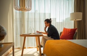 Bed ’n‘ Bureau in Schweizer Hotels buchbar Geschäftsreisende können jetzt in neun Schweizer Hotels Bed ’n‘ Bureau buchen (Foto: Pascal Bloch, Schweiz Tourismus)
