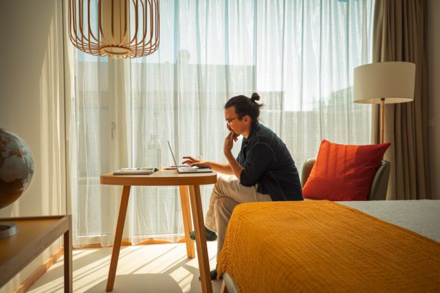 Geschäftsreisende können jetzt in neun Schweizer Hotels Bed ’n‘ Bureau buchen (Foto: Pascal Bloch, Schweiz Tourismus)