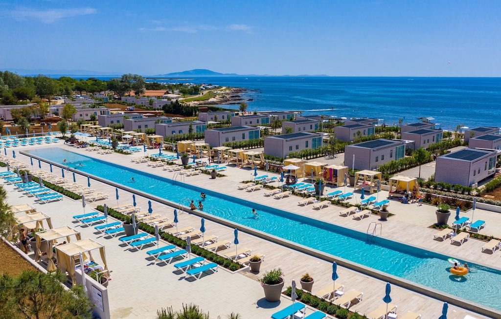 Der „Infinity Pool“ ist eine Attraktion auf dem Campinplatz Arena Kazela