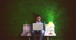 Vor der großen Einsamkeit ins Netz fliehen Viele flüchten während der Pandemie vor der Einsamkeit ins Netz auf der Suche nach Spaß und Glück (Foto: Comfreak, Pixabay)