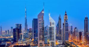 Expo 2020 Dubai wirbt für eine bessere Welt Romand in Dubai City mit zahlreichen Wolkenkratzern aus der Vogelperspektive