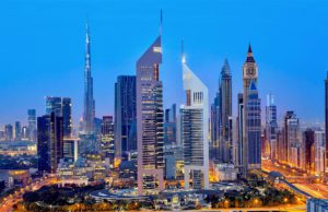 Expo 2020 Dubai wirbt für eine bessere Welt Romand in Dubai City mit zahlreichen Wolkenkratzern aus der Vogelperspektive