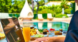 Bleisure Work statt Homeoffice in der Kälte? Statt im Homeoffice zu sitzen, wünschen sich Arbeitnehmer Bleisure Work in der Sonne (Foto: Engin Akyurt, Pixabay)