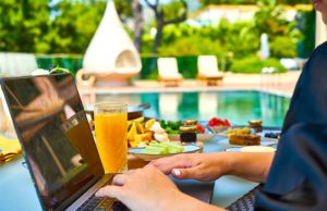 Bleisure Work statt Homeoffice in der Kälte? Statt im Homeoffice zu sitzen, wünschen sich Arbeitnehmer Bleisure Work in der Sonne (Foto: Engin Akyurt, Pixabay)