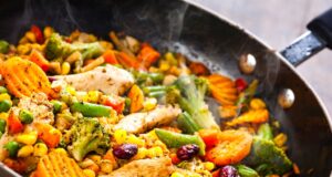 Was bei der Ernährung auf Reisen wichtig ist Gesunde Ernährung auf Reisen ist wichtig: Topf mit viel Gemüse, Erbsen, Karotten und roten Paprika