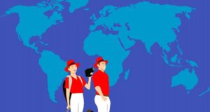 Travel Trends Report: Das wollen Urlauber! Tourismusbranche: Reisen liegen wieder im Trend. Ein Mann und eine Frau mit roter Bluse, weißen Hosen spazieren in der Grafik vorbei an einer Weltkarte