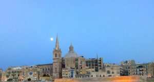 Malta bei Nacht: Speisen, Chillen & Spielen Malta: Hauptstadt Valletta bei Nacht