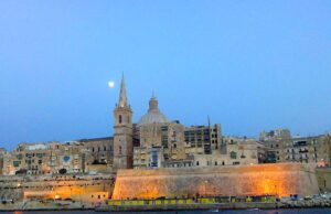 Malta bei Nacht: Speisen, Chillen & Spielen Malta: Hauptstadt Valletta bei Nacht