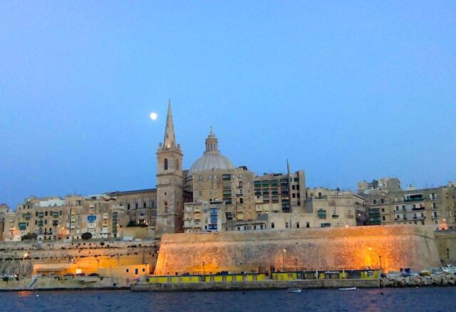 Malta: Hauptstadt Valletta bei Nacht