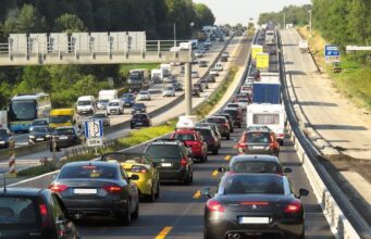 Was Autoreisende im Urlaub wissen sollten Autoreisende unterwegs in einem Stau auf einer Autobahn