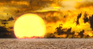 Die Hitzewelle wird zum globalen Problem Sonnenuntergang, Wolken, ausgetrockneter Boden: Die Hitzewelle überrollt Europa