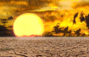 Die Hitzewelle wird zum globalen Problem Sonnenuntergang, Wolken, ausgetrockneter Boden: Die Hitzewelle überrollt Europa