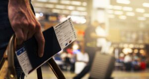 Masters of Travel: Prioritäten und Trends Masters of Travel: Vielflieger mit Ticket und Gepäck auf dem Weg zu Gate