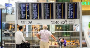 Flugverspätungen europaweit enorm hoch Flugverspätungen: Passagier am Airport müssen warten
