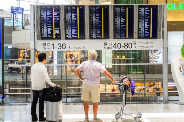 Flugverspätungen: Passagier am Airport müssen warten