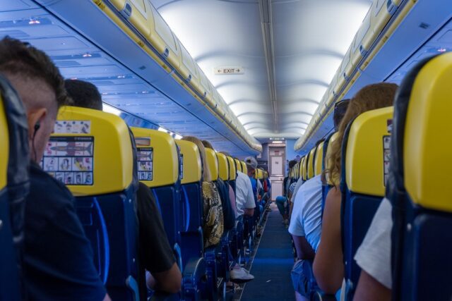 Flugzeug: Passagiere auf ihren Sitzen
