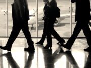 Business Travel: Neues Kostenbewusstsein Business Travel: Passagiere auf einem Flughafen, im Hintergrund ist ein Jet zu sehen