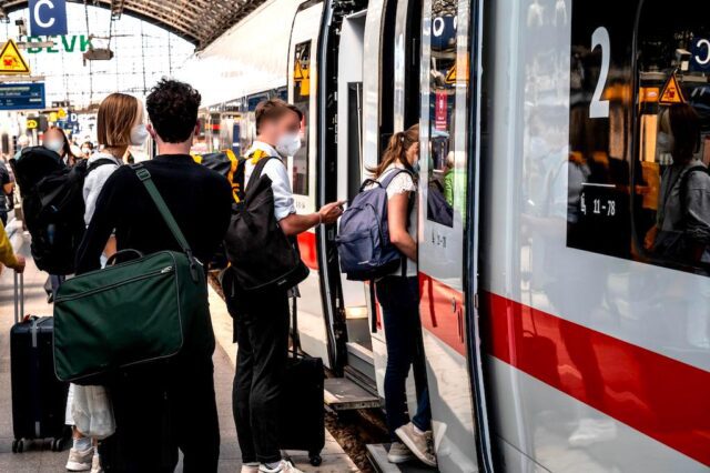 Sitzplatzreservierung: Fahrgäste beim Einsteigen in den Zug