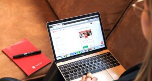 Videotelefonie im Trend als Buchungstool Frau kommuniziert via Videotelefonie mit Reisebüro