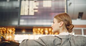 Risikomanagement weist noch Defizite auf GBTA Convention in Dallas: Geschäftsfrau wartet am Flughafen auf den Abflug