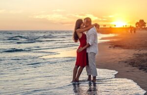 Wenn Paare gemeinsam auf Reisen gehen Romantischer Sonnenuntergang für verliebte Paare