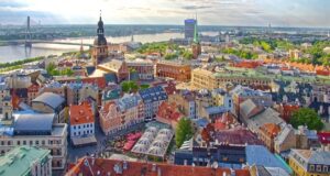 Lettland zum Löffeln, Gabeln und Süffeln Blick auf Riga, die Hauptstadt von Lettland