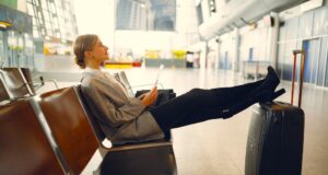 LCC sieht Business Travel im Rückenwind LCC signalisiert Aufwind im Business Travel. Bild, zeigt Frau am Flughafen, die auf ihren Flug wartet