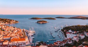 Kroatienreisen ohne Stau und Kontrollen Kroatienreisen einfacher geworden: Panormablick auf die Insel Hvar. Bild zeigt die Inselstadt bei Sonnenuntergang