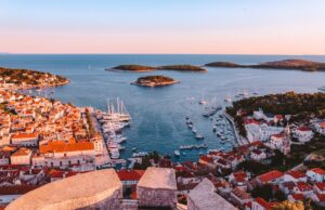 Kroatienreisen ohne Stau und Kontrollen Kroatienreisen einfacher geworden: Panormablick auf die Insel Hvar. Bild zeigt die Inselstadt bei Sonnenuntergang