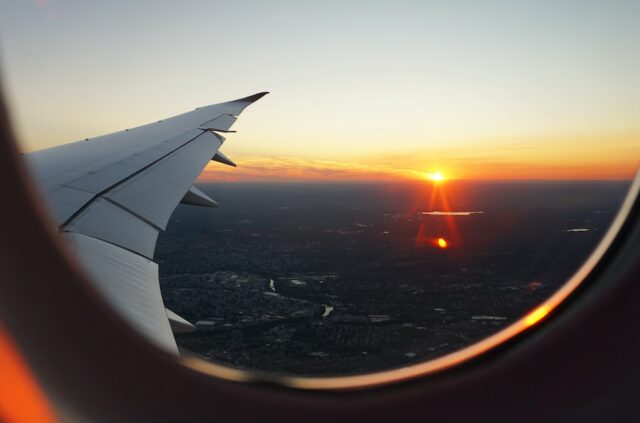 Flugverkehr: Blick aus dem Flugzeug auf en Sonnenuntergang