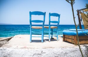 Reisekataloge und die geschönte Wahrheit Reisekataloge versprechen oft das Blaue vom Himmel: Zwei Stühle und Blick aufs Meer