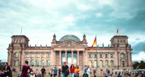 Reiseland Deutschland gefällt Österreichern Deutschland: Touristen sitzen vor dem Reichstagsgebäude in Berlin