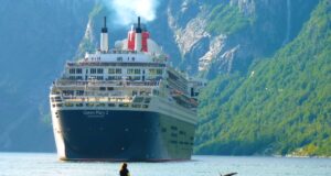 Eine Kreuzfahrt buchen? Ja, warum nicht! Kreuzfahrt ist wieder in: Bild zeigt Kreuzfahrtschiff vor Küste in Norwegen