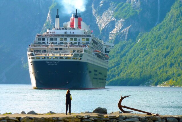 Kreuzfahrt ist wieder in: Bild zeigt Kreuzfahrtschiff vor Küste in Norwegen
