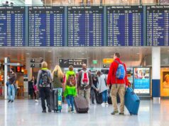 Evaneos bietet keine Kurzreisen mehr an Evaneos beendet Angebot mit Kurzreisen: Bild zeigt Reisende mit Gepäck vor der Abflugtafel auf dem Flughafen München beim Einchecken
