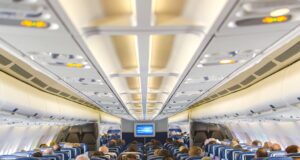 Bleiben Langstreckenreisen auf der Strecke? Langstreckenreisen: Bild zeit Flugzeugkabine mit Passagieren