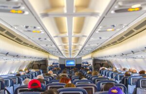 Bleiben Langstreckenreisen auf der Strecke? Langstreckenreisen: Bild zeit Flugzeugkabine mit Passagieren