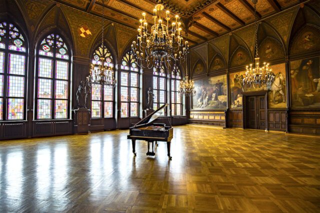 Convention Bureau: Bild zeigt Festsaal im Rathaus von Erfurt mit Konzertflügel