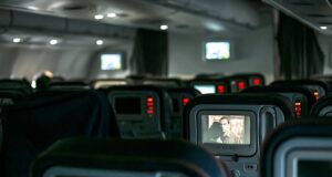 Entertainment-Angebot an Bord ist wichtig Entertainment-Angebot an Bord: Bild zeigt Sitzreihen im Flugzeug mit Bildschirm