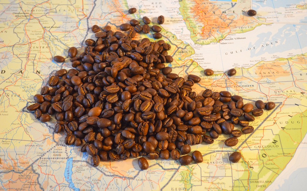 Bild zeigt die gepgraphische Landkarte von Äthiopien bedeckt mit braunen Kaffeebohnen