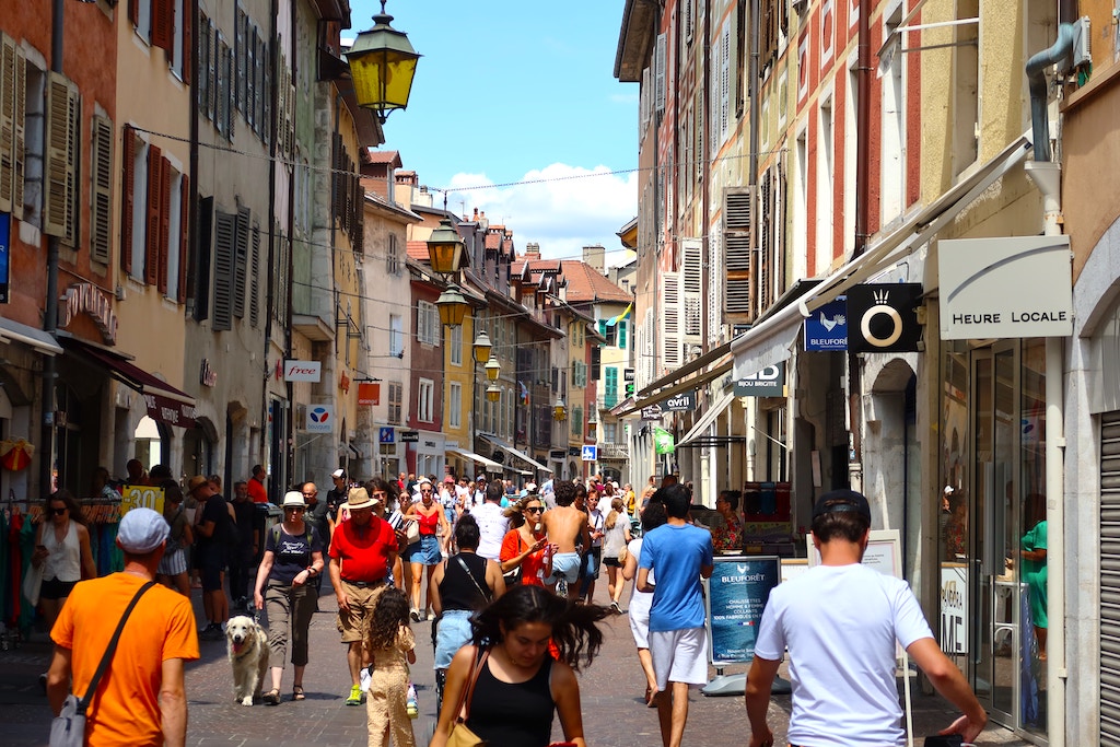 Bild zeigt Touristen beim Bummeln in der Jugendstilmetropole Nancy