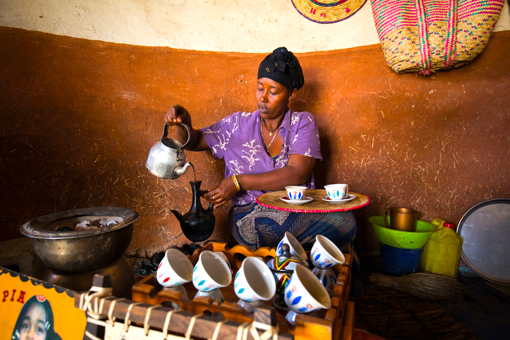 Bild zeigt einen traditionellen Kaffee-Ausschank in Äthiopien