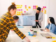 Neue Reiseformate prägen Geschäftsreisen Neue Reiseformate: Bild zeigt Menschen bei Besprechung in einem Büro: Persönliche