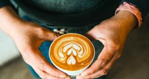 In Äthiopien wird der beste Kaffee serviert Bild zeigt zwei Hände, die eine Tasse Kaffee aus Äthiopien halten