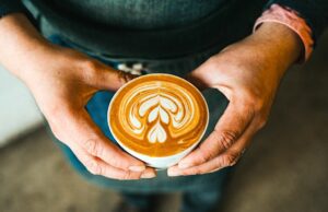 In Äthiopien wird der beste Kaffee serviert Bild zeigt zwei Hände, die eine Tasse Kaffee aus Äthiopien halten