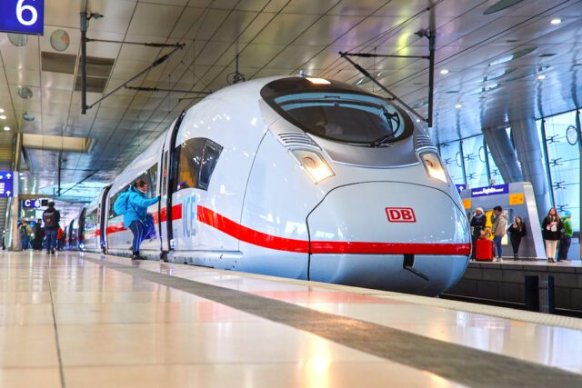 Deutsche Bahn (DB) investiert zwei Milliarden Euro in neue Fernverkehrszüge. Bild zeigt den IC§neo im Bahnhof Frankfurt am Main