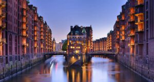 Welterbestätten in Deutschland entdecken Welterbestätte in Deutschland entdecken. Das Bild zeigt die Hamburger Speicherstadt bei Sonnenuntergang. Die Speicherstadt gehört zu den 51 Welterbestätten in Deutschland