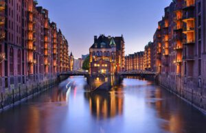 Welterbestätten in Deutschland entdecken Welterbestätte in Deutschland entdecken. Das Bild zeigt die Hamburger Speicherstadt bei Sonnenuntergang. Die Speicherstadt gehört zu den 51 Welterbestätten in Deutschland